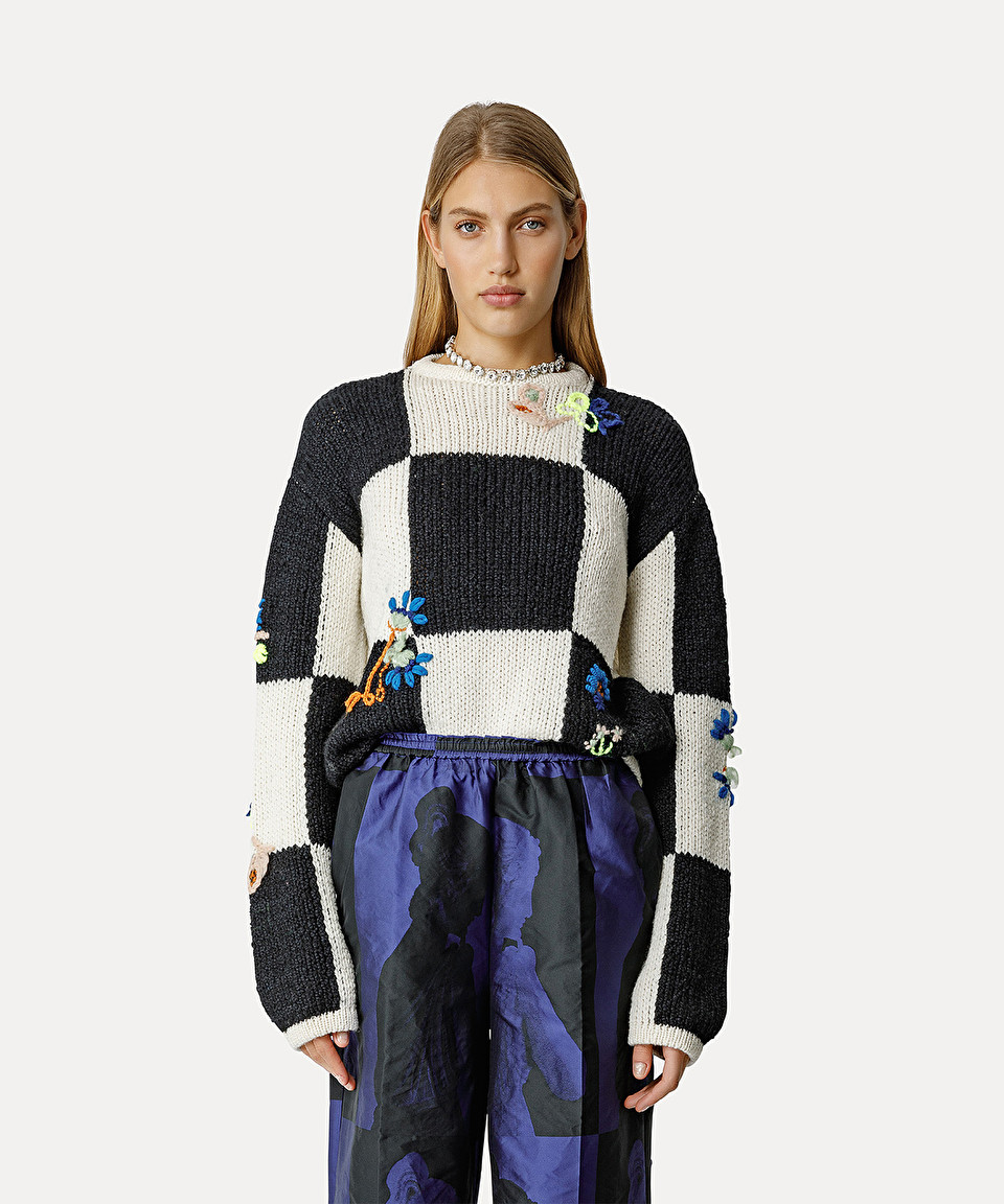 embroidered round–neck “le grand damier” sweater